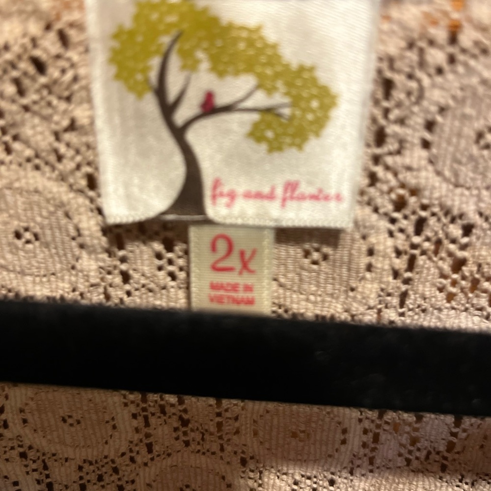343. WOMENS FIG & FLOWER 2X DETAIL TOP - Picture 2 of 5